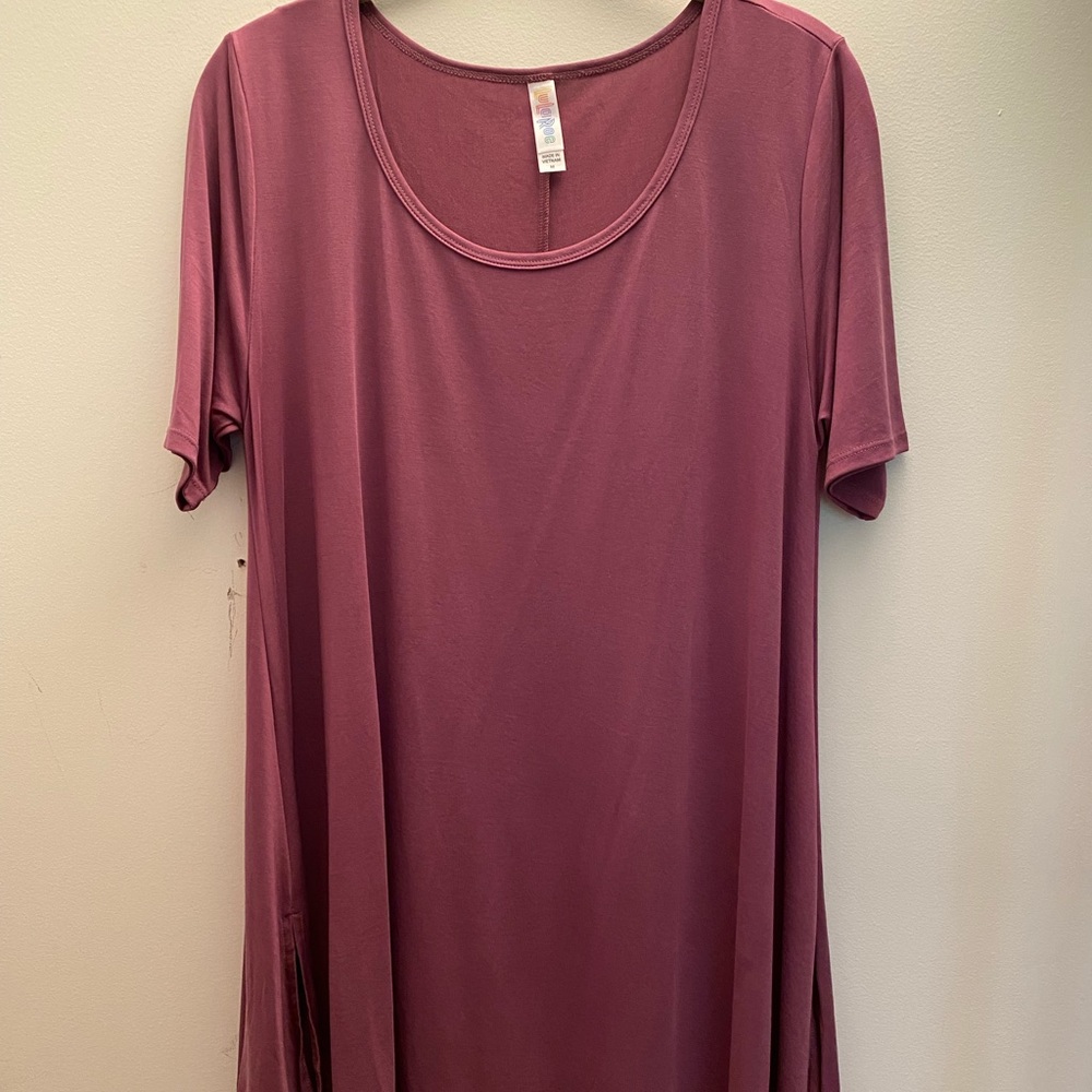 🍁LuLaRoe Solid Plum Perfect T